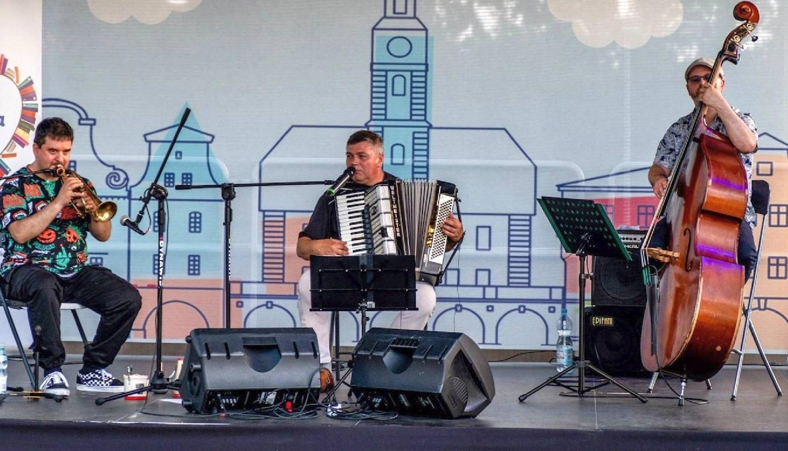 Zdjęcie w galerii na portalu naszraciborz.pl: Muzyczna część Dnia Dziecka na Jordanie: Mamy śpiewamy i Szemrane piosenki zespołu W sam raz wiadomości z regionu