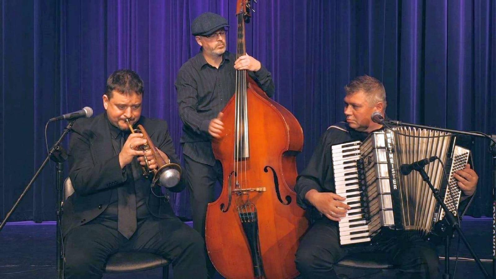 Zdjęcie w galerii na portalu naszraciborz.pl: Muzyczna część Dnia Dziecka na Jordanie: Mamy śpiewamy i Szemrane piosenki zespołu W sam raz wiadomości z regionu