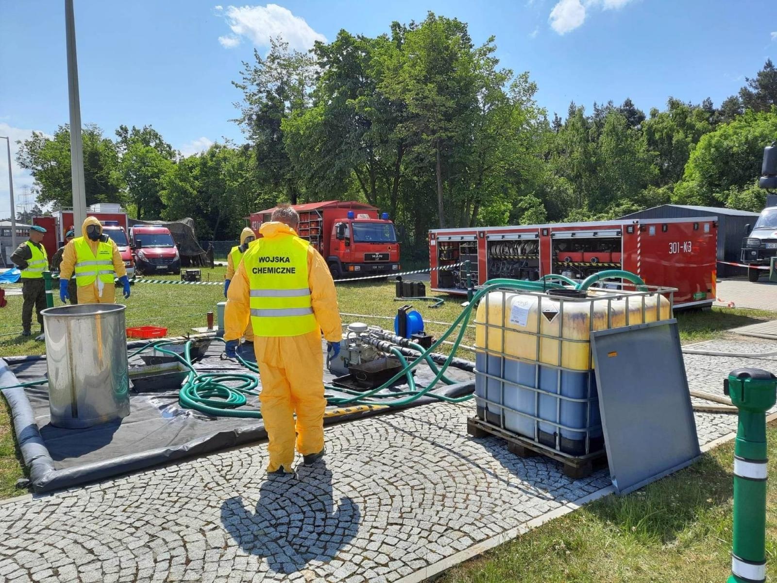 Zdjęcie w galerii na portalu naszraciborz.pl: Wojsko i strażacy walczą ze złotymi algami na górnej Odrze wiadomości z regionu