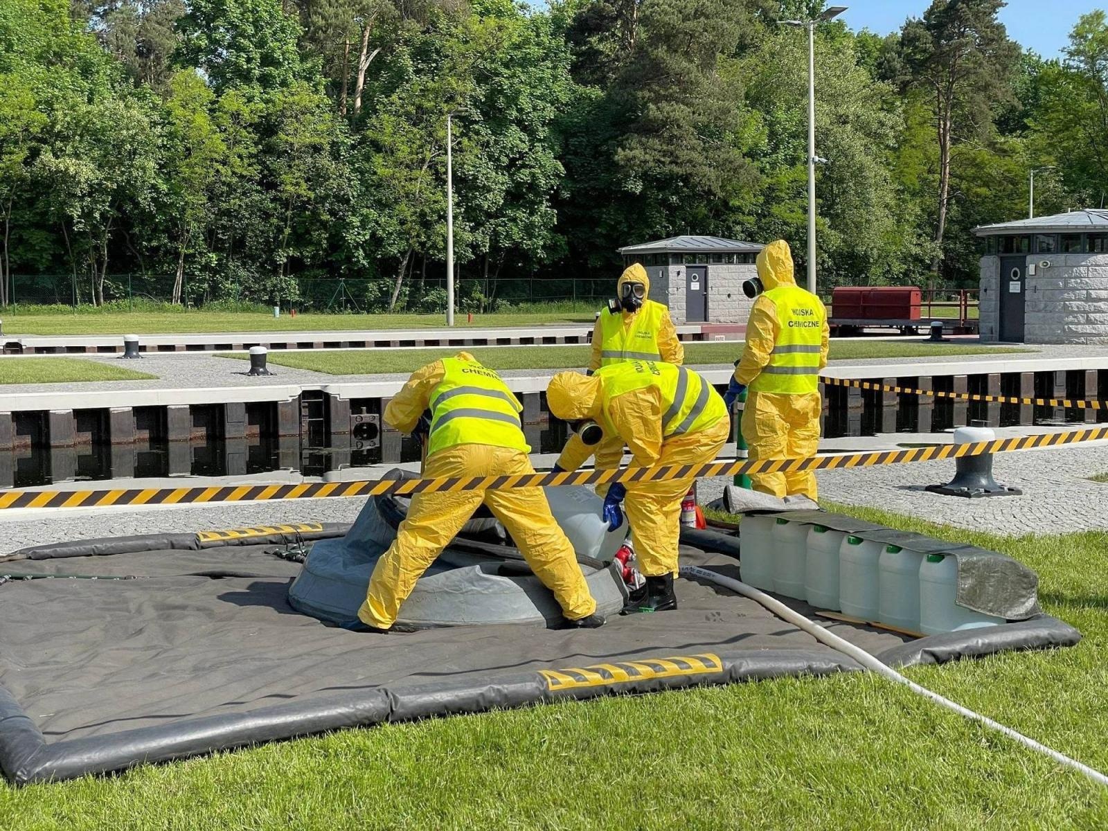 Zdjęcie w galerii na portalu naszraciborz.pl: Wojsko i strażacy walczą ze złotymi algami na górnej Odrze wiadomości z regionu