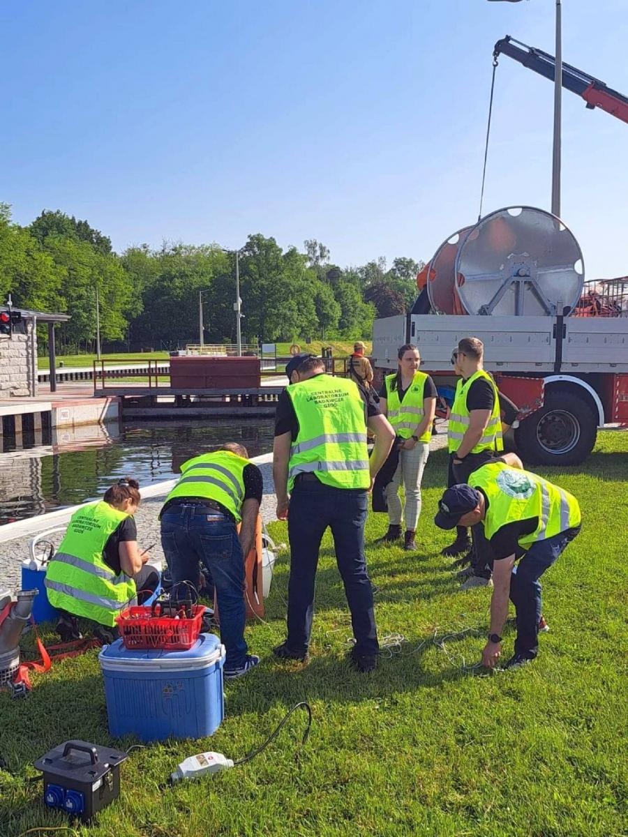Zdjęcie w galerii na portalu naszraciborz.pl: Wojsko i strażacy walczą ze złotymi algami na górnej Odrze wiadomości z regionu