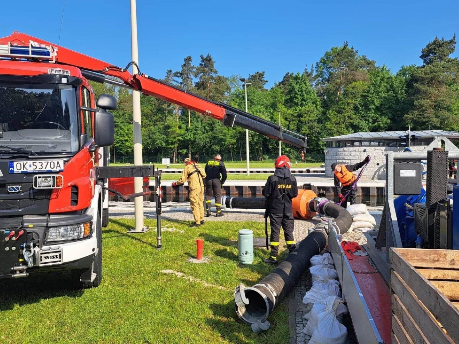 Zdjęcie w galerii na portalu naszraciborz.pl: Wojsko i strażacy walczą ze złotymi algami na górnej Odrze wiadomości z regionu