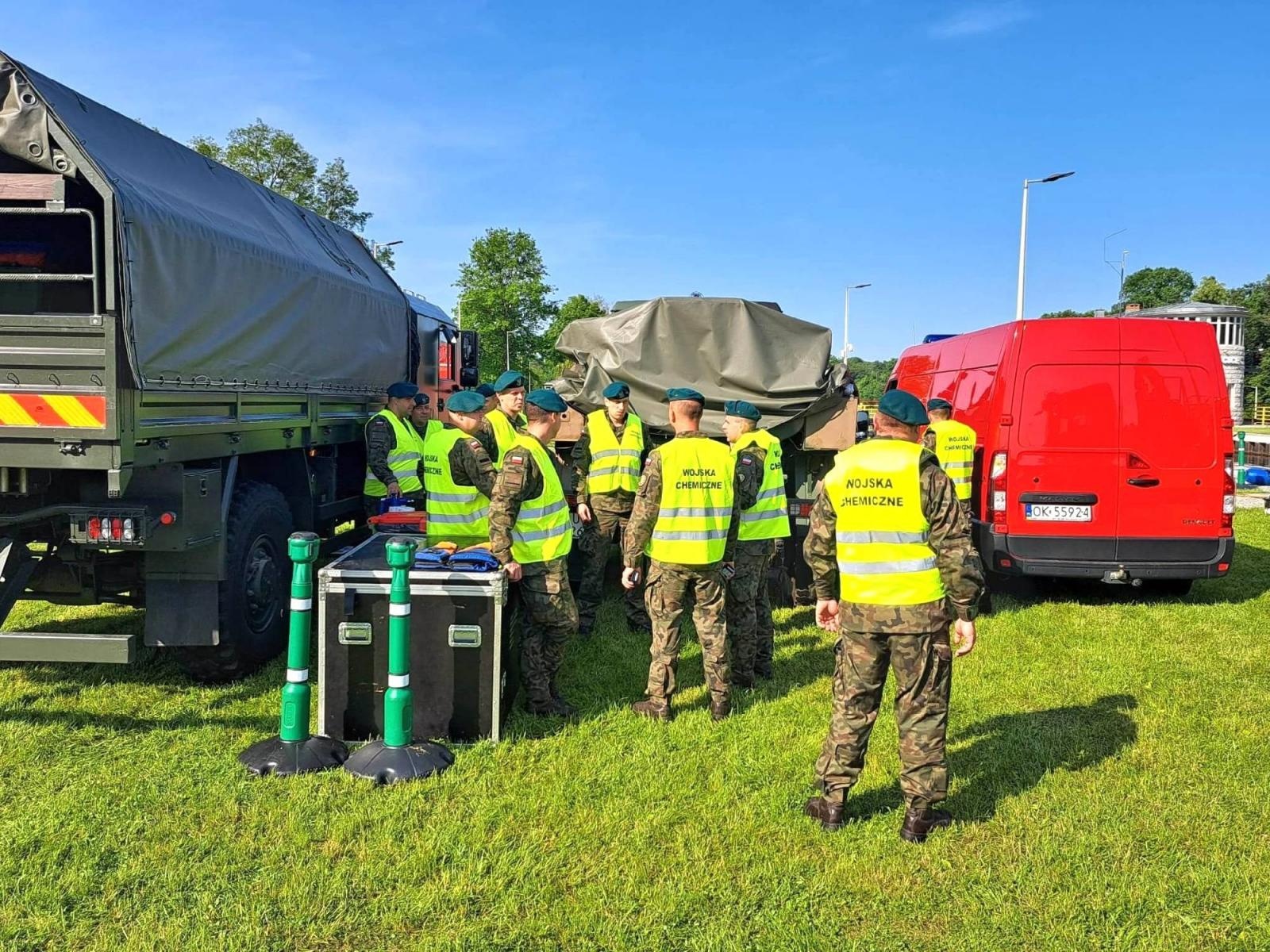 Zdjęcie w galerii na portalu naszraciborz.pl: Wojsko i strażacy walczą ze złotymi algami na górnej Odrze wiadomości z regionu