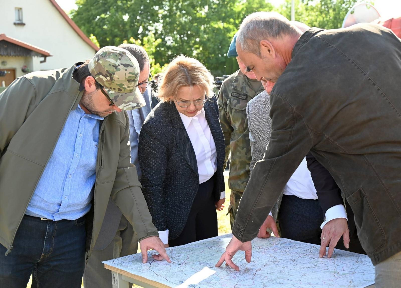 Zdjęcie w galerii na portalu naszraciborz.pl: Wojsko i strażacy walczą ze złotymi algami na górnej Odrze wiadomości z regionu