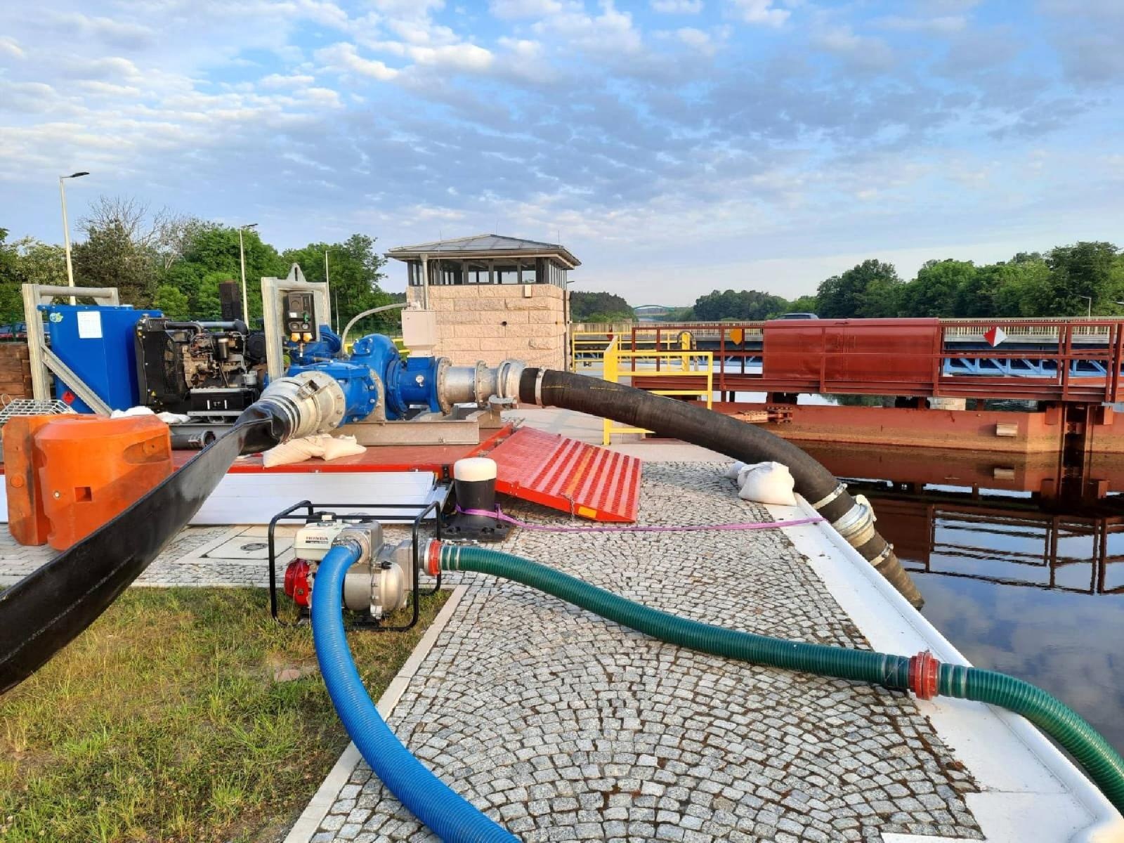 Zdjęcie w galerii na portalu naszraciborz.pl: Wojsko i strażacy walczą ze złotymi algami na górnej Odrze wiadomości z regionu