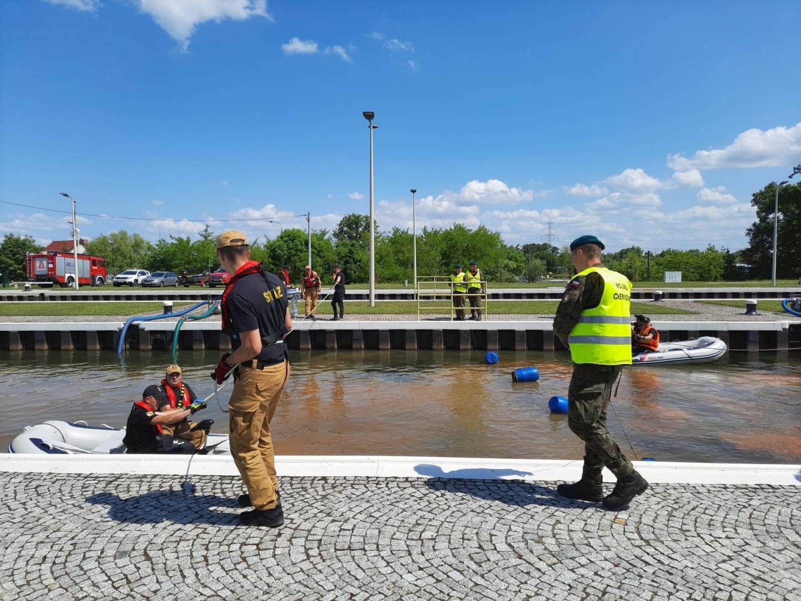 Zdjęcie w galerii na portalu naszraciborz.pl: Wojsko i strażacy walczą ze złotymi algami na górnej Odrze wiadomości z regionu