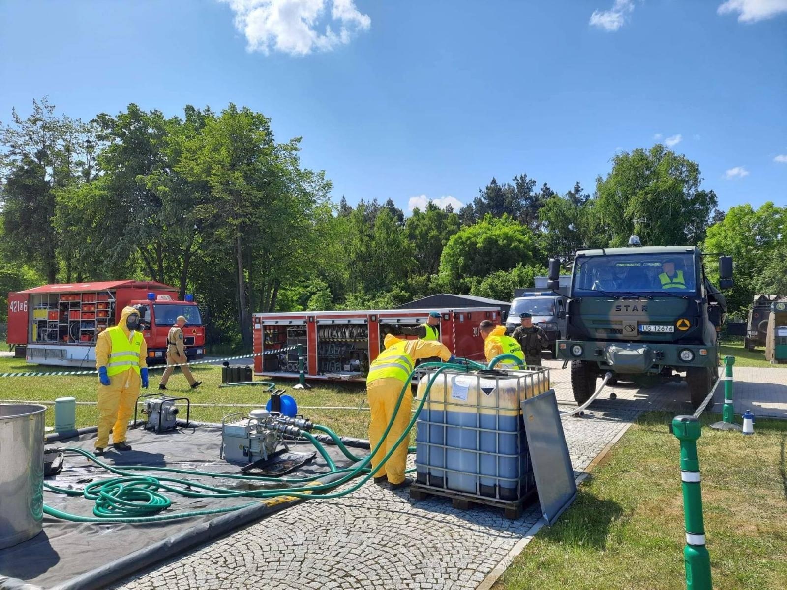 Zdjęcie w galerii na portalu naszraciborz.pl: Wojsko i strażacy walczą ze złotymi algami na górnej Odrze wiadomości z regionu