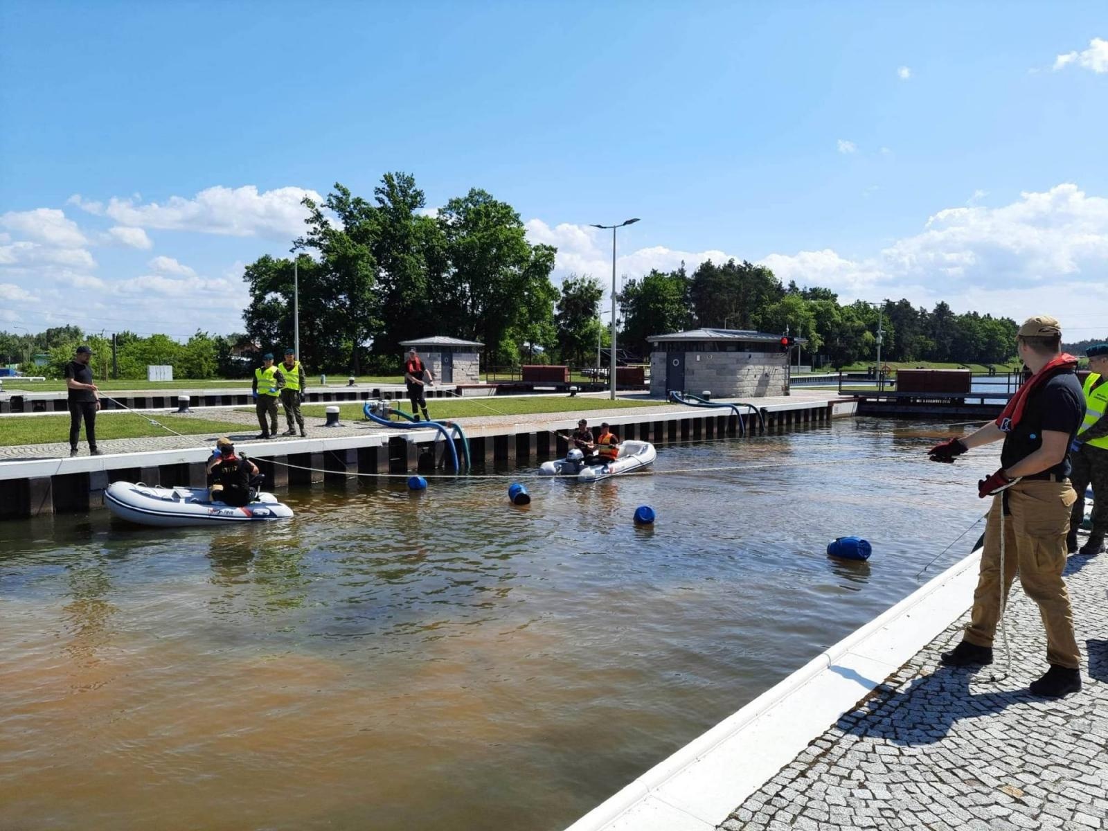 Zdjęcie w galerii na portalu naszraciborz.pl: Wojsko i strażacy walczą ze złotymi algami na górnej Odrze wiadomości z regionu