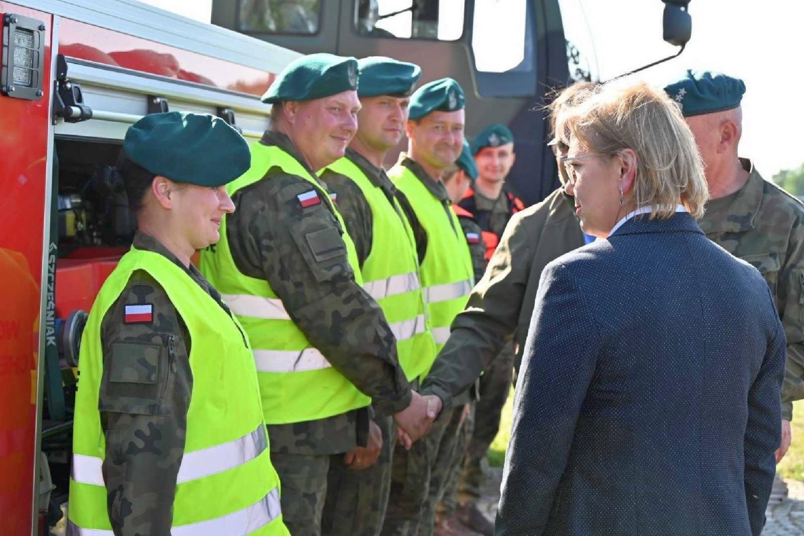 Zdjęcie w galerii na portalu naszraciborz.pl: Wojsko i strażacy walczą ze złotymi algami na górnej Odrze wiadomości z regionu