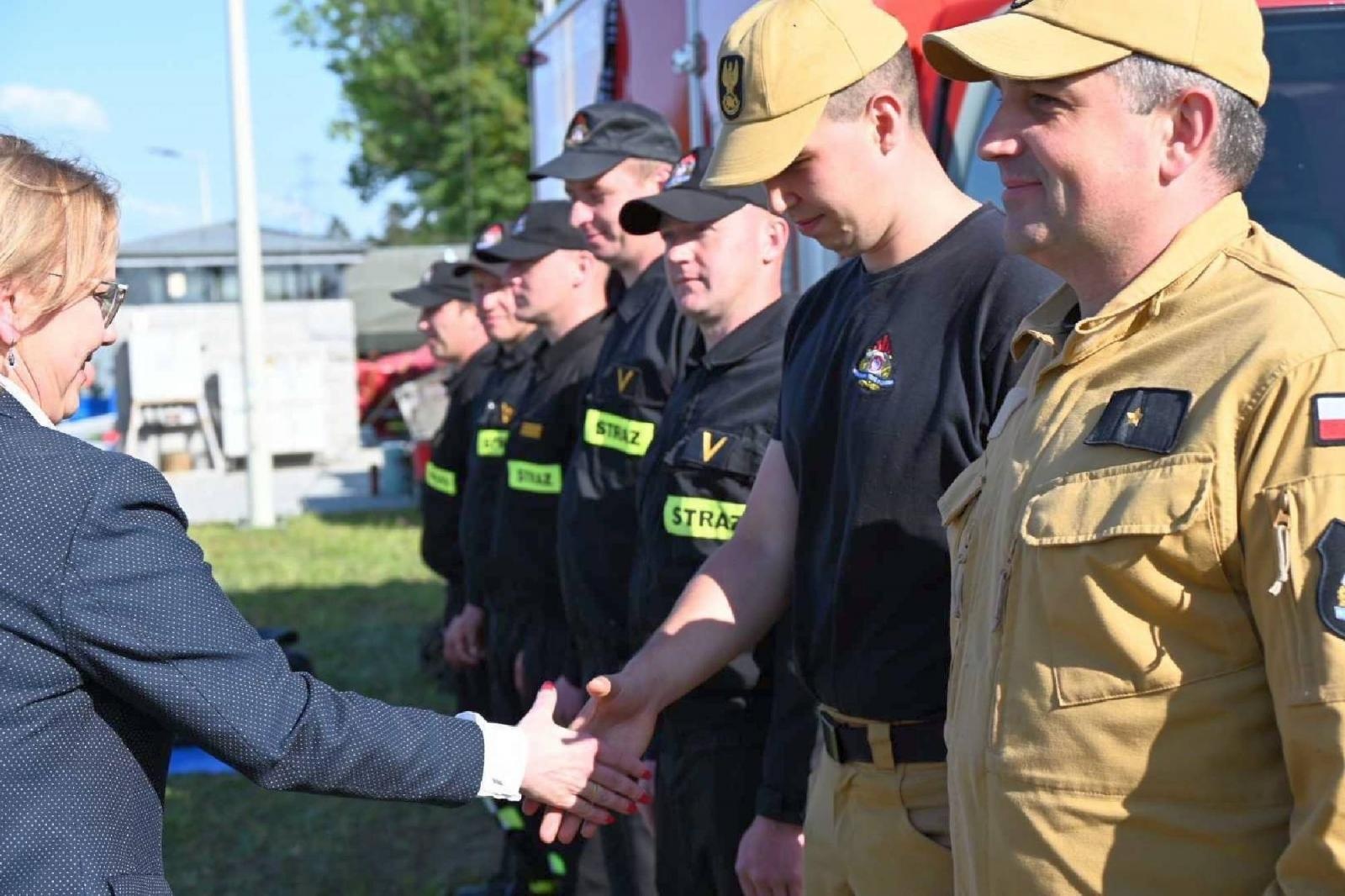 Zdjęcie w galerii na portalu naszraciborz.pl: Wojsko i strażacy walczą ze złotymi algami na górnej Odrze wiadomości z regionu