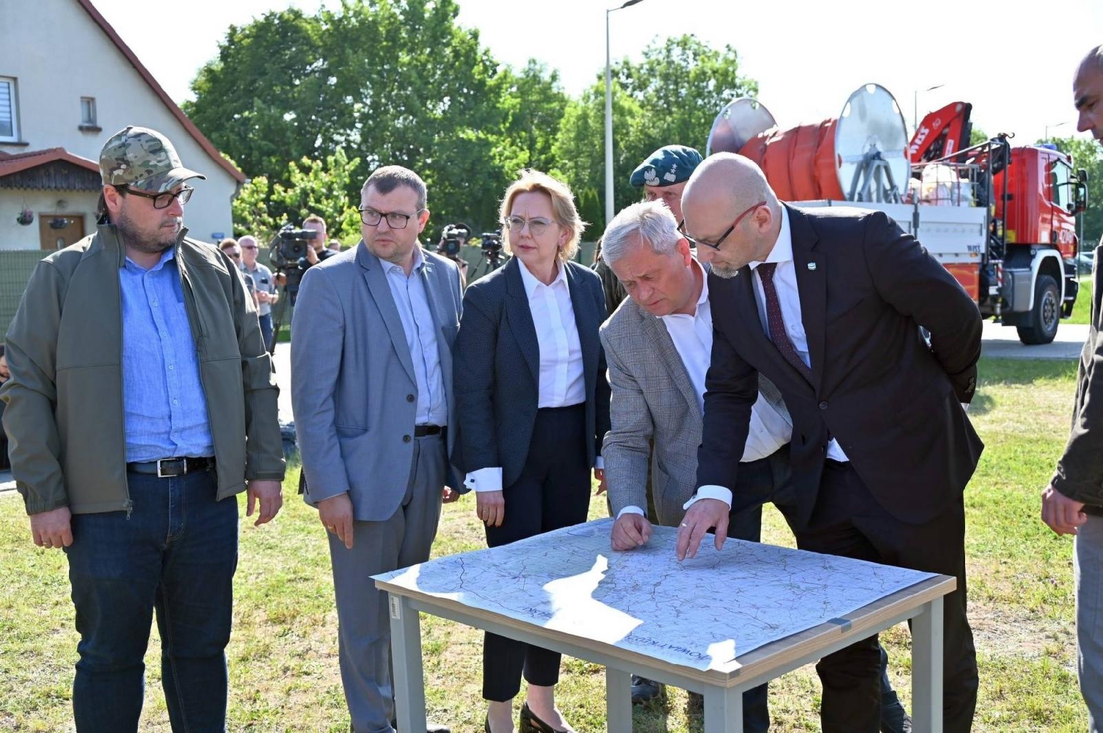 Zdjęcie w galerii na portalu naszraciborz.pl: Wojsko i strażacy walczą ze złotymi algami na górnej Odrze wiadomości z regionu