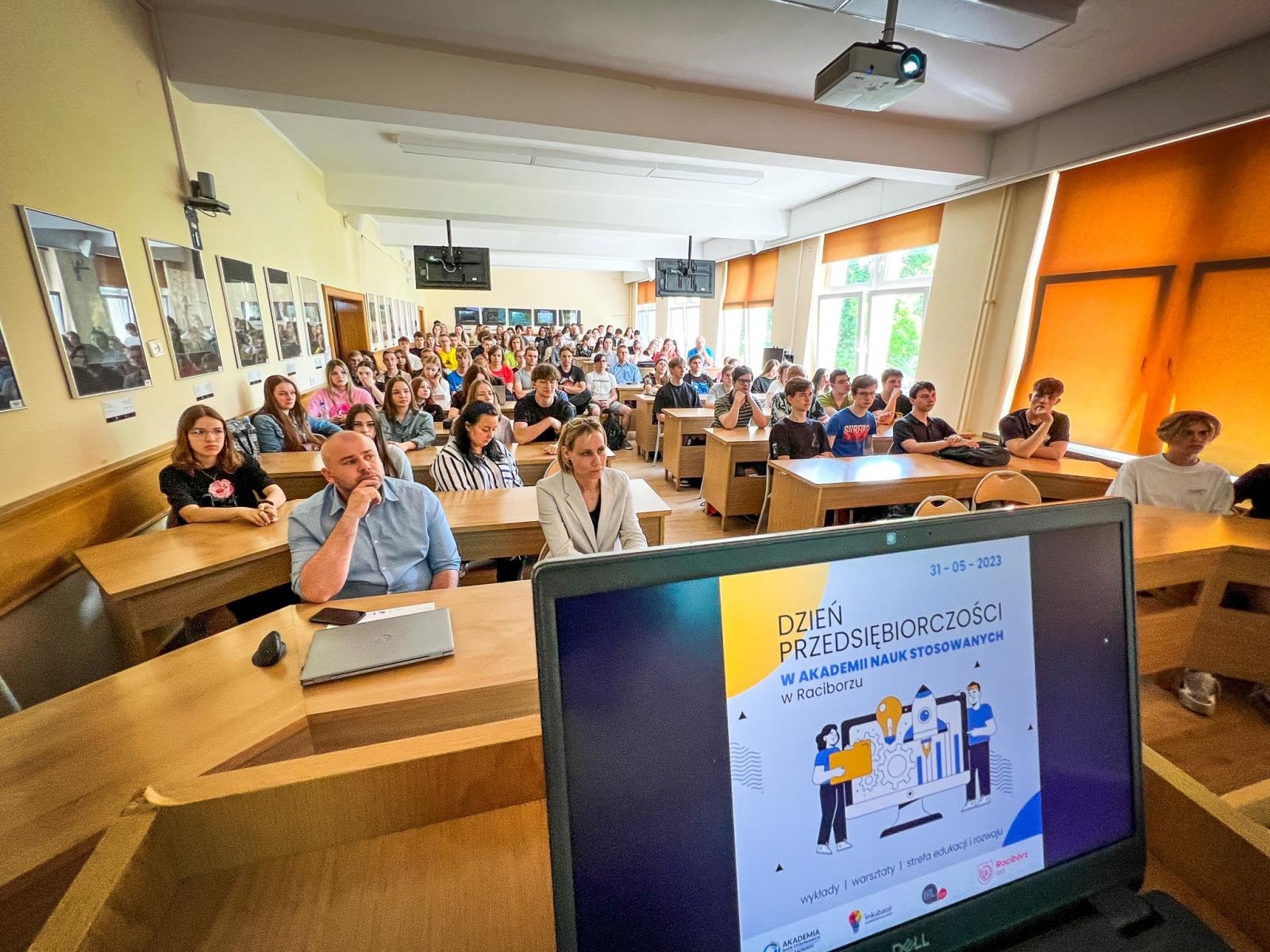 Zdjęcie w galerii na portalu naszraciborz.pl: Nie ulegajcie pokusie etatu. Dzień Przedsiębiorczości w raciborskiej uczelni [FOTO i WIDEO] wiadomości z regionu