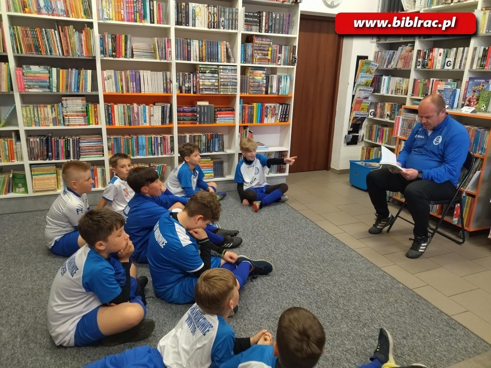 Zdjęcie w galerii na portalu naszraciborz.pl: Piłkarska akcja czytelnicza w Markowicach wiadomości z regionu