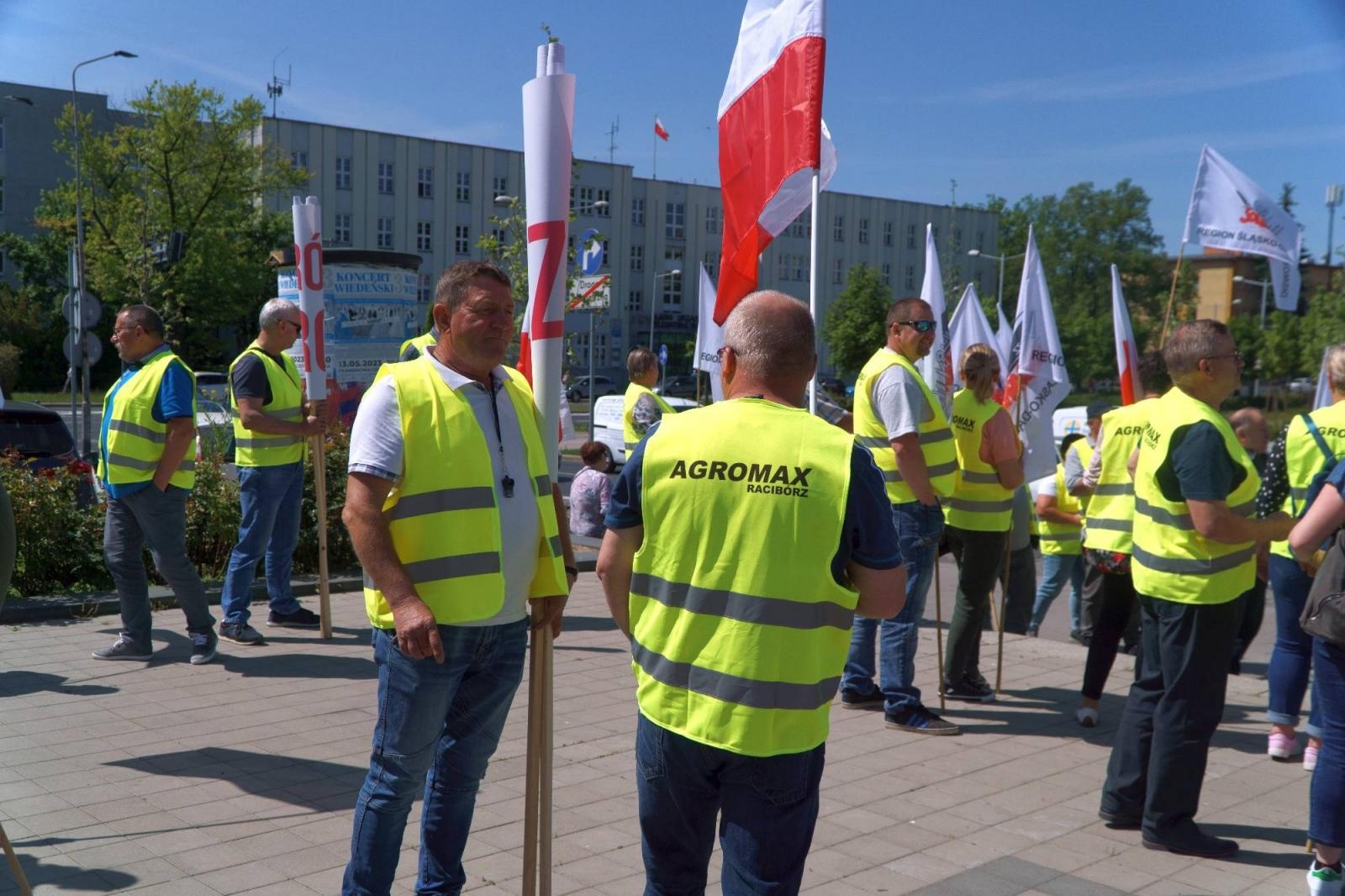 Zdjęcie w galerii na portalu naszraciborz.pl: Pracownicy Agromaxu protestowali w Częstochowie wiadomości z regionu