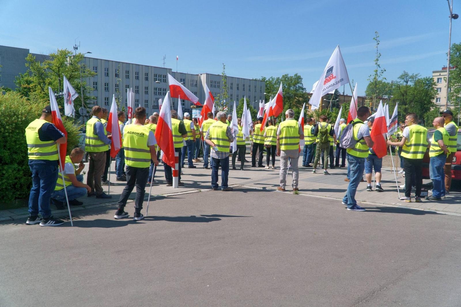 Zdjęcie w galerii na portalu naszraciborz.pl: Pracownicy Agromaxu protestowali w Częstochowie wiadomości z regionu