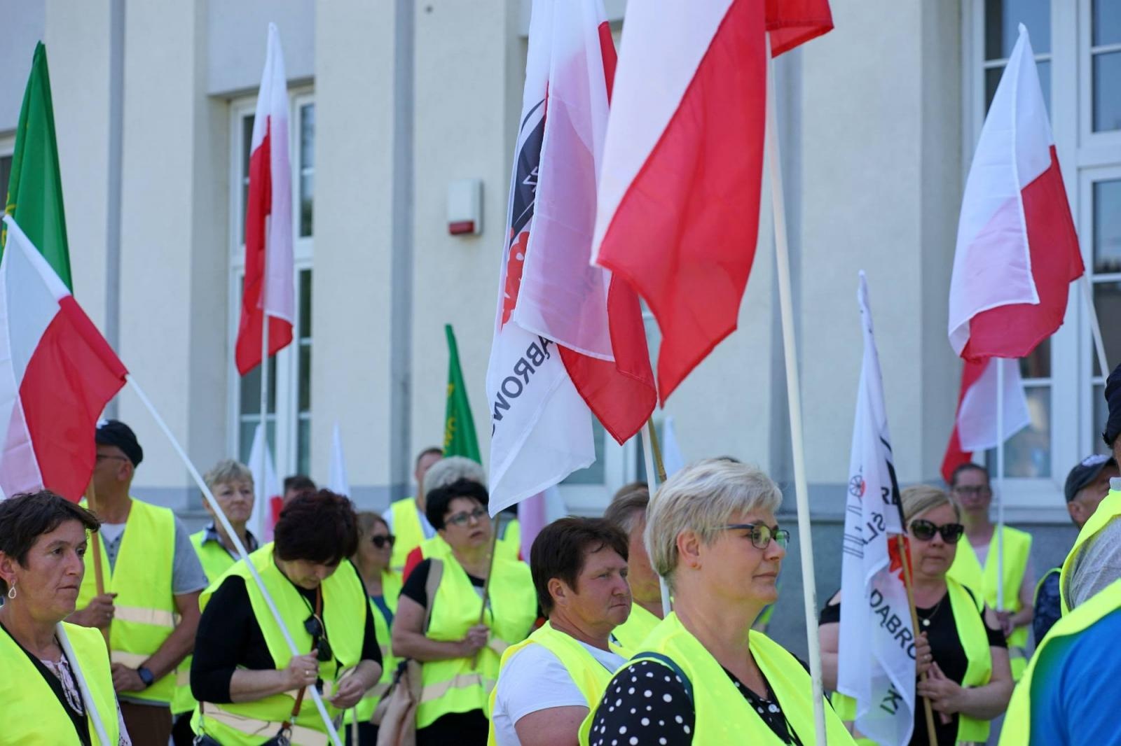 Zdjęcie w galerii na portalu naszraciborz.pl: Pracownicy Agromaxu protestowali w Częstochowie wiadomości z regionu