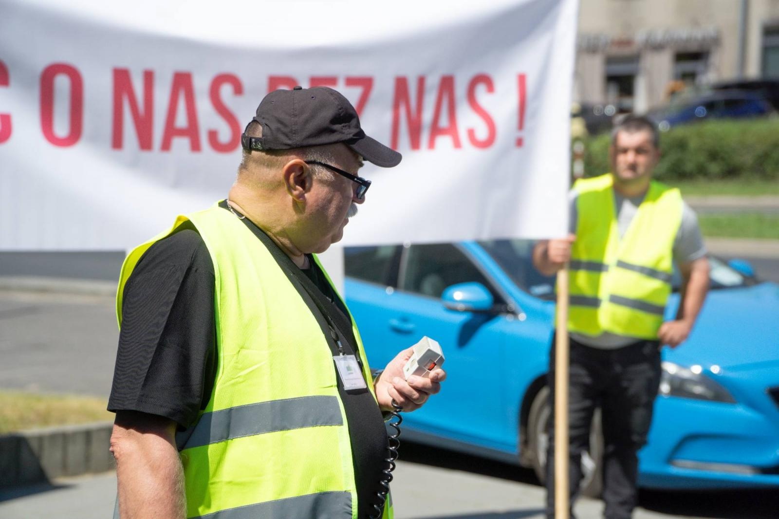 Zdjęcie w galerii na portalu naszraciborz.pl: Pracownicy Agromaxu protestowali w Częstochowie wiadomości z regionu