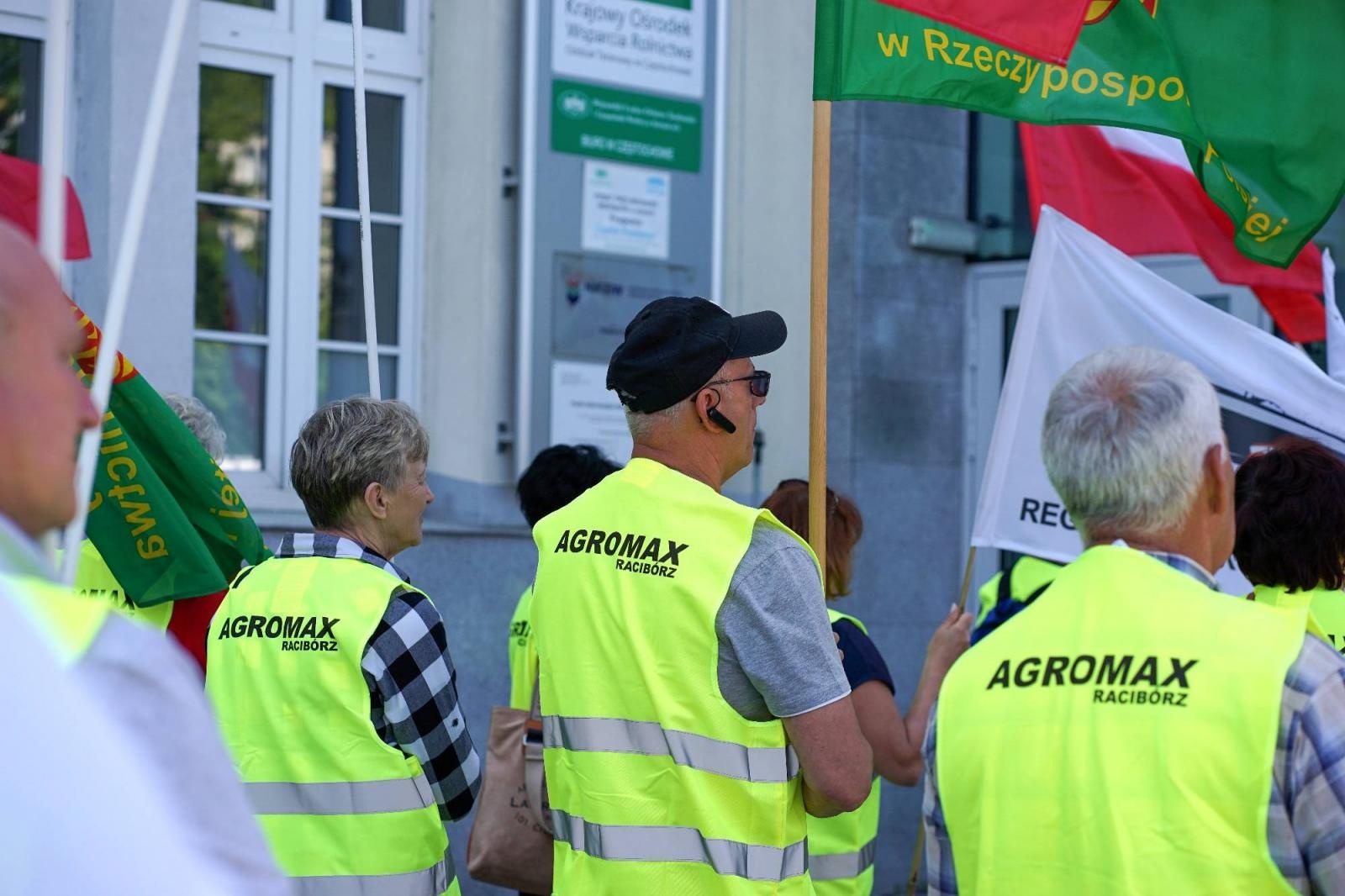 Zdjęcie w galerii na portalu naszraciborz.pl: Pracownicy Agromaxu protestowali w Częstochowie wiadomości z regionu