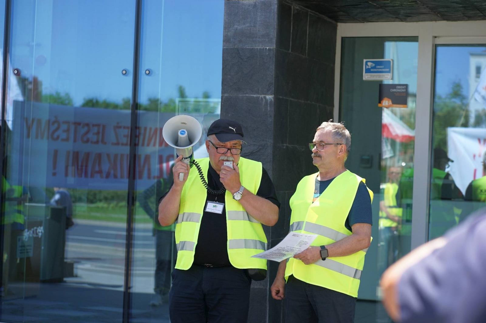 Zdjęcie w galerii na portalu naszraciborz.pl: Pracownicy Agromaxu protestowali w Częstochowie wiadomości z regionu