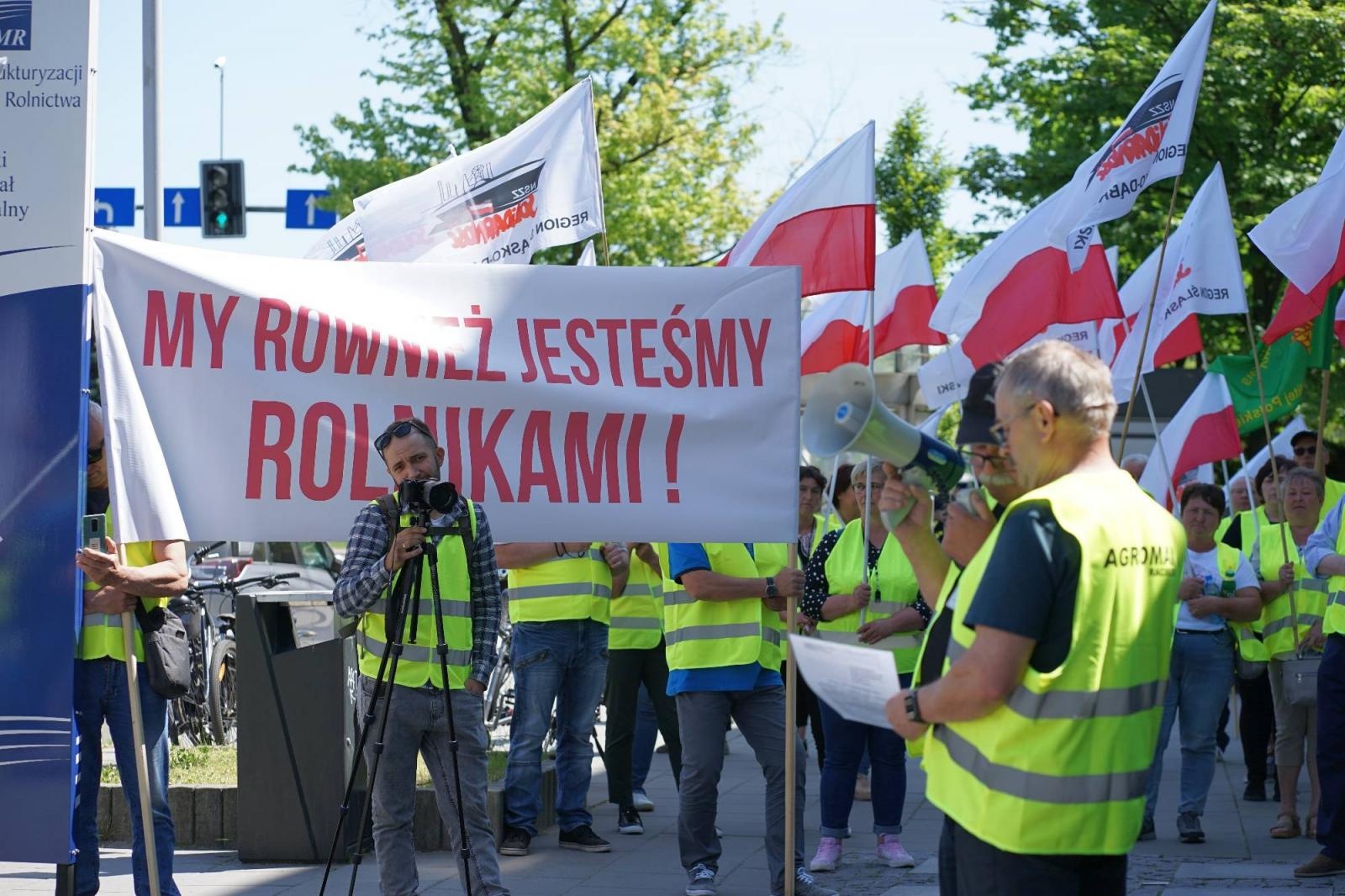 Zdjęcie w galerii na portalu naszraciborz.pl: Pracownicy Agromaxu protestowali w Częstochowie wiadomości z regionu