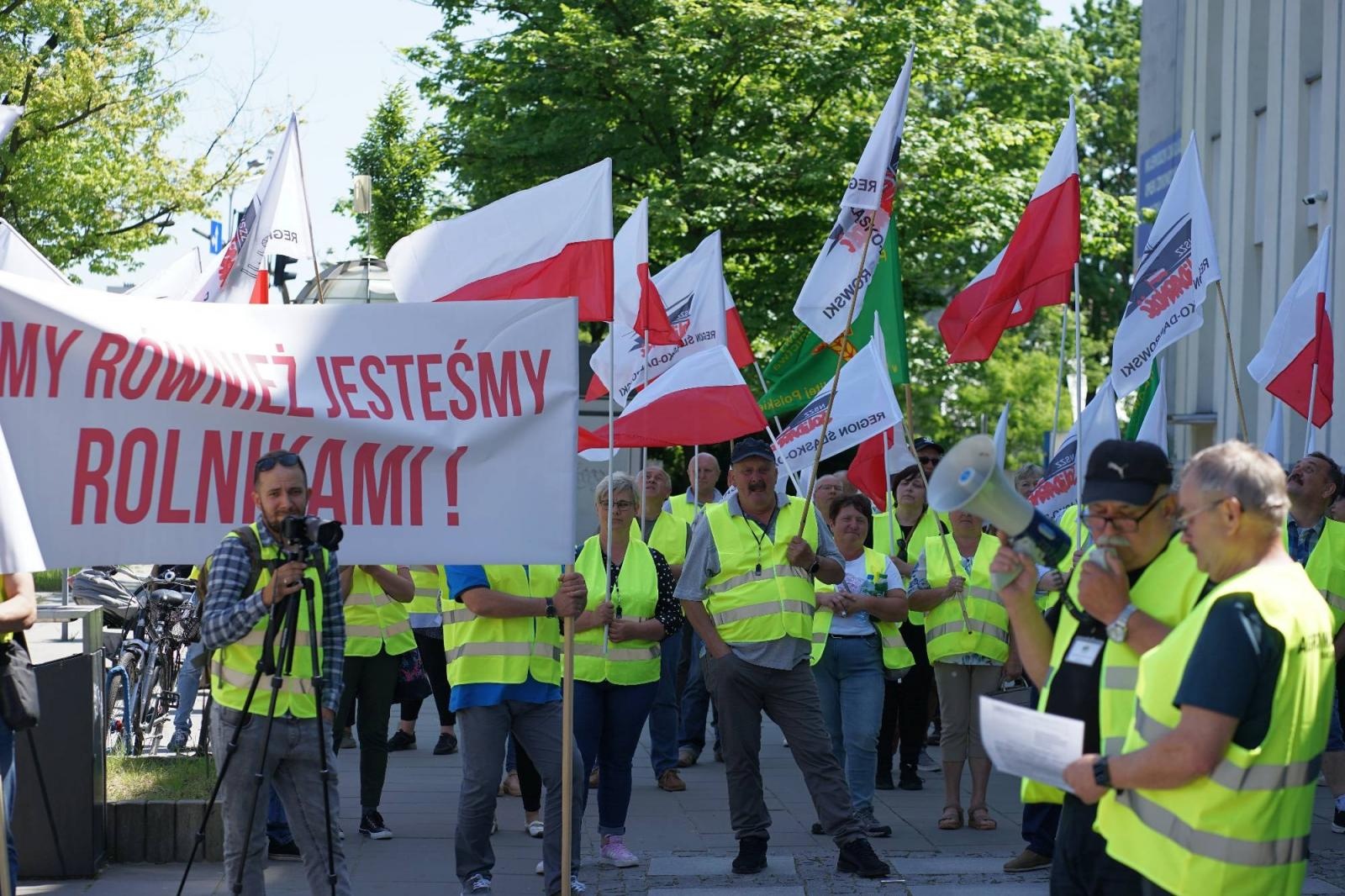 Zdjęcie w galerii na portalu naszraciborz.pl: Pracownicy Agromaxu protestowali w Częstochowie wiadomości z regionu