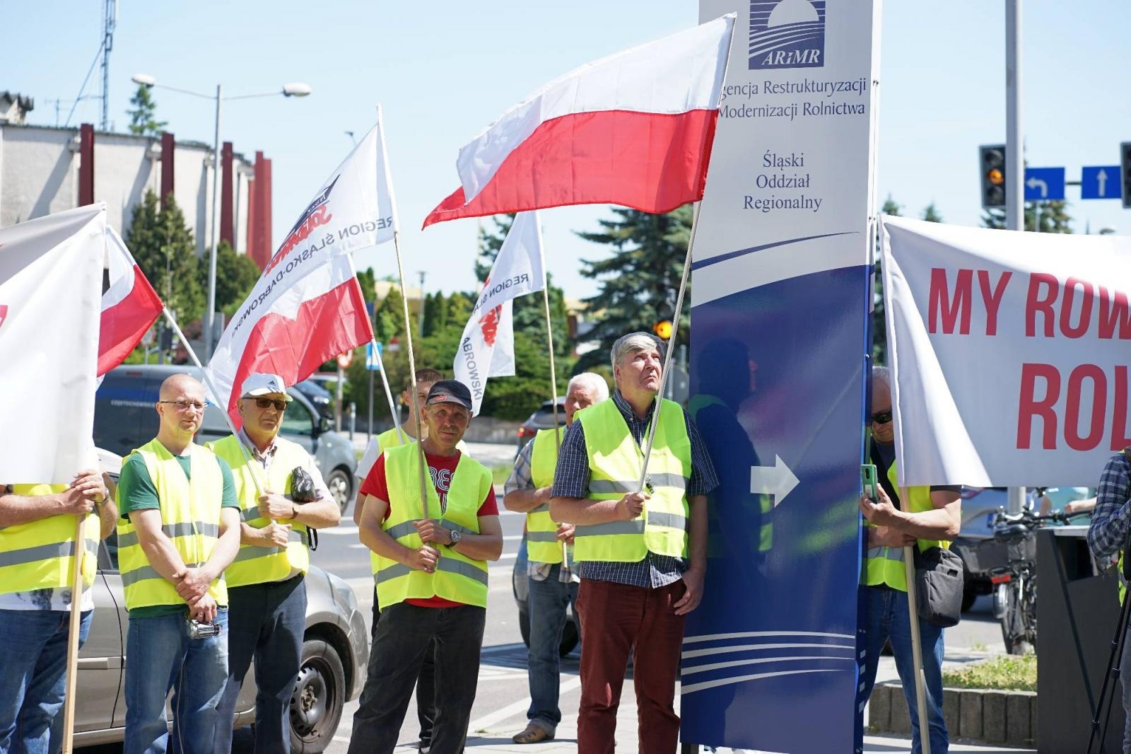 Zdjęcie w galerii na portalu naszraciborz.pl: Pracownicy Agromaxu protestowali w Częstochowie wiadomości z regionu