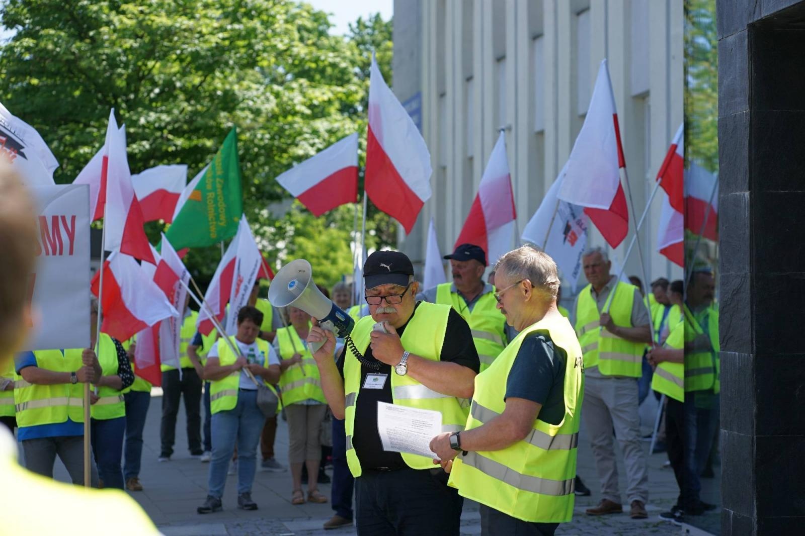 Zdjęcie w galerii na portalu naszraciborz.pl: Pracownicy Agromaxu protestowali w Częstochowie wiadomości z regionu