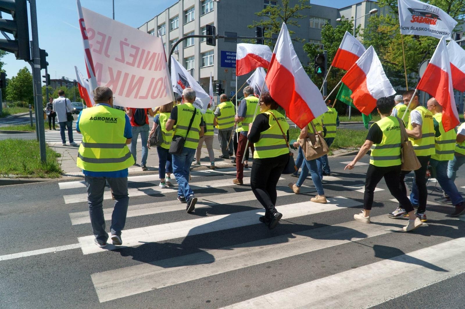 Zdjęcie w galerii na portalu naszraciborz.pl: Pracownicy Agromaxu protestowali w Częstochowie wiadomości z regionu