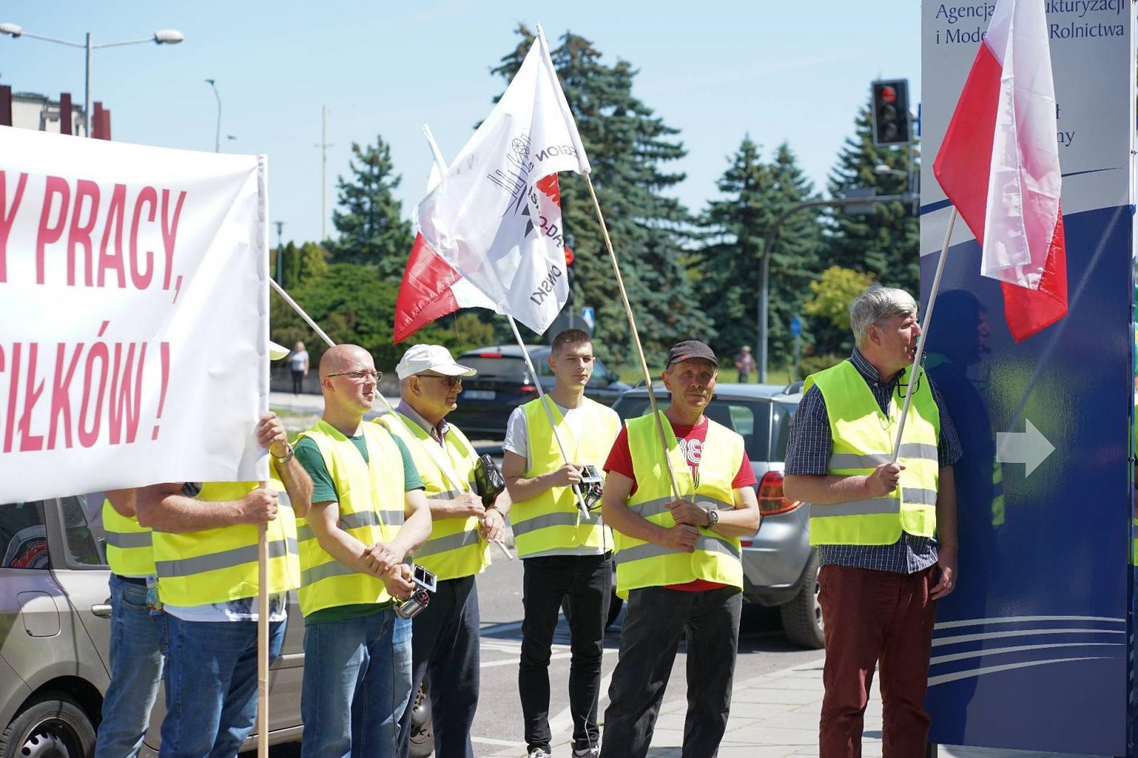 Zdjęcie w galerii na portalu naszraciborz.pl: Pracownicy Agromaxu protestowali w Częstochowie wiadomości z regionu