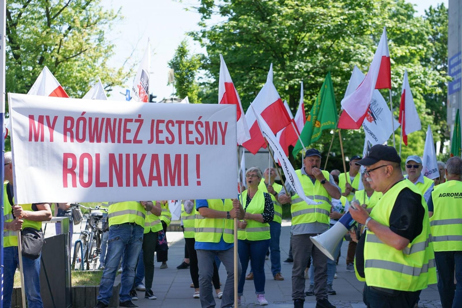 Zdjęcie w galerii na portalu naszraciborz.pl: Pracownicy Agromaxu protestowali w Częstochowie wiadomości z regionu