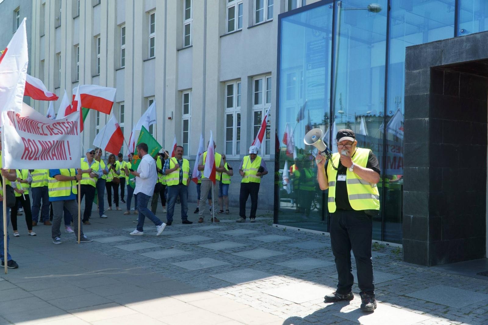 Zdjęcie w galerii na portalu naszraciborz.pl: Pracownicy Agromaxu protestowali w Częstochowie wiadomości z regionu