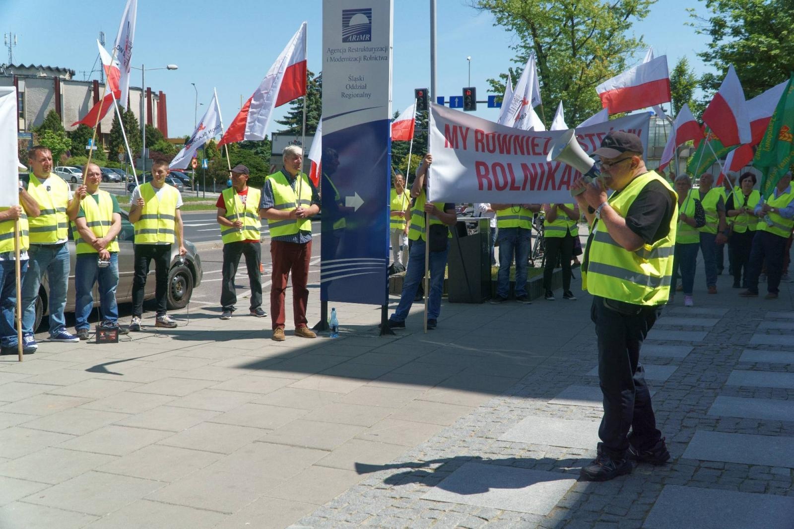 Zdjęcie w galerii na portalu naszraciborz.pl: Pracownicy Agromaxu protestowali w Częstochowie wiadomości z regionu