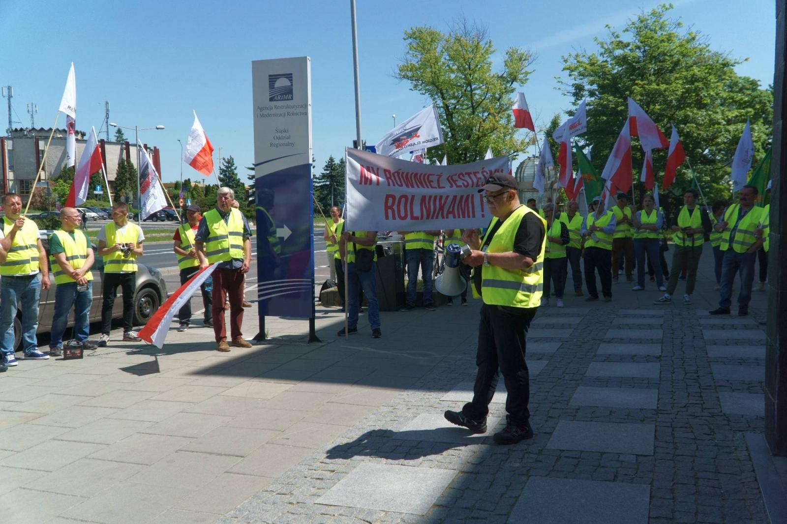 Zdjęcie w galerii na portalu naszraciborz.pl: Pracownicy Agromaxu protestowali w Częstochowie wiadomości z regionu