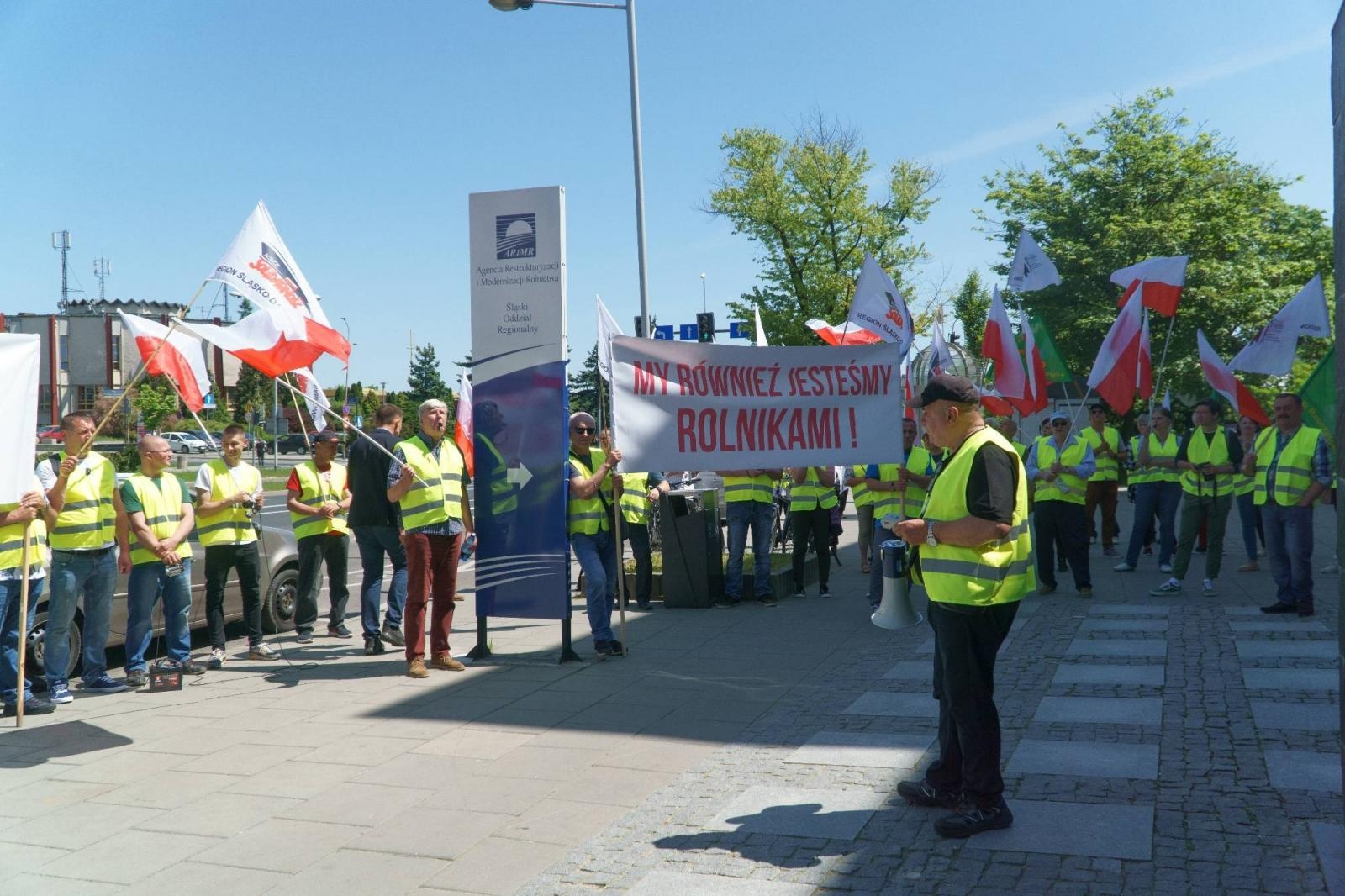 Zdjęcie w galerii na portalu naszraciborz.pl: Pracownicy Agromaxu protestowali w Częstochowie wiadomości z regionu
