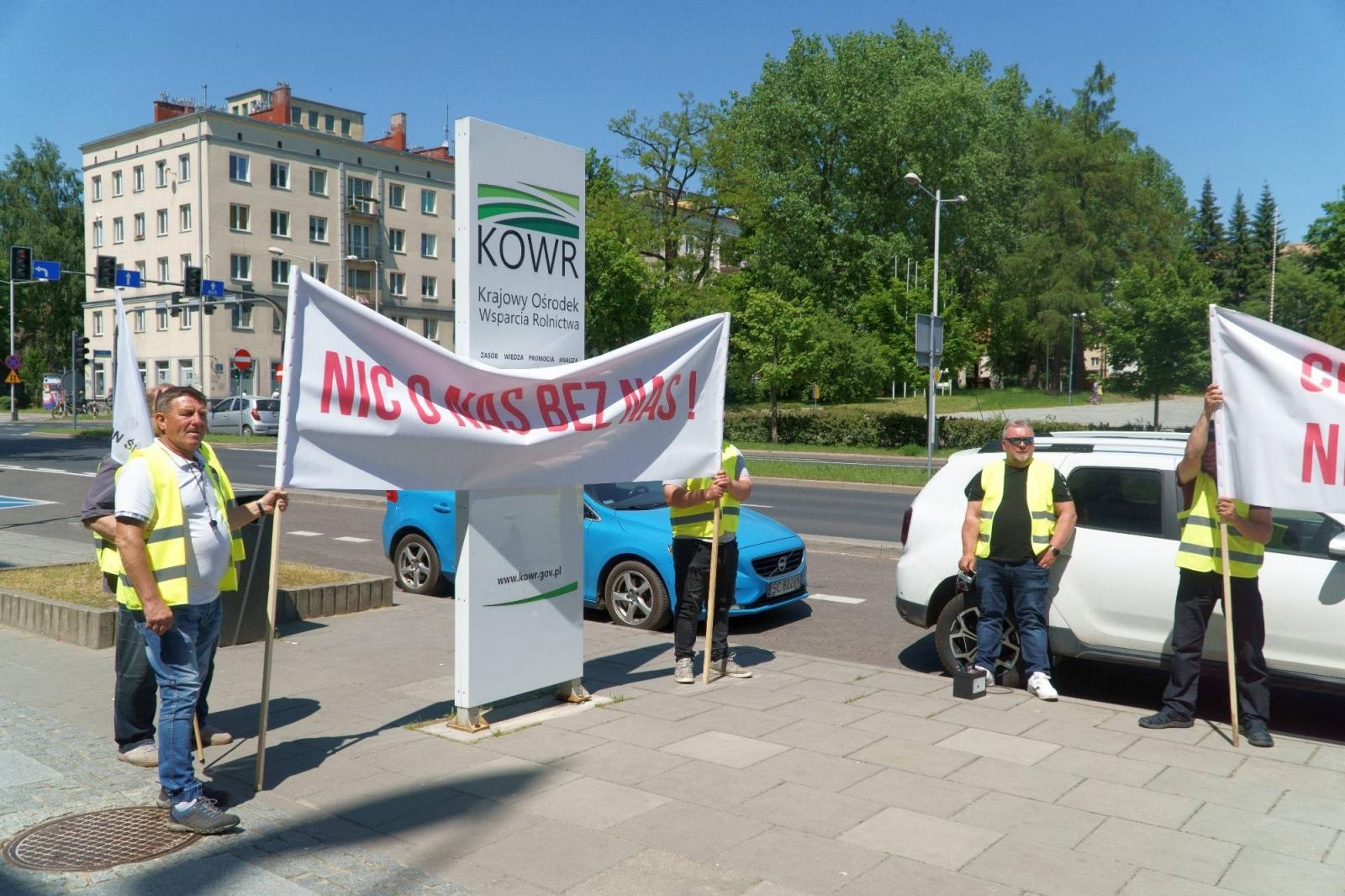 Zdjęcie w galerii na portalu naszraciborz.pl: Pracownicy Agromaxu protestowali w Częstochowie wiadomości z regionu