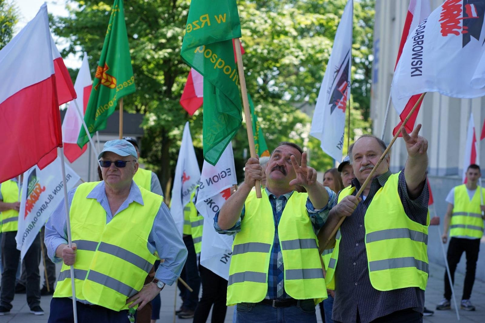 Zdjęcie w galerii na portalu naszraciborz.pl: Pracownicy Agromaxu protestowali w Częstochowie wiadomości z regionu