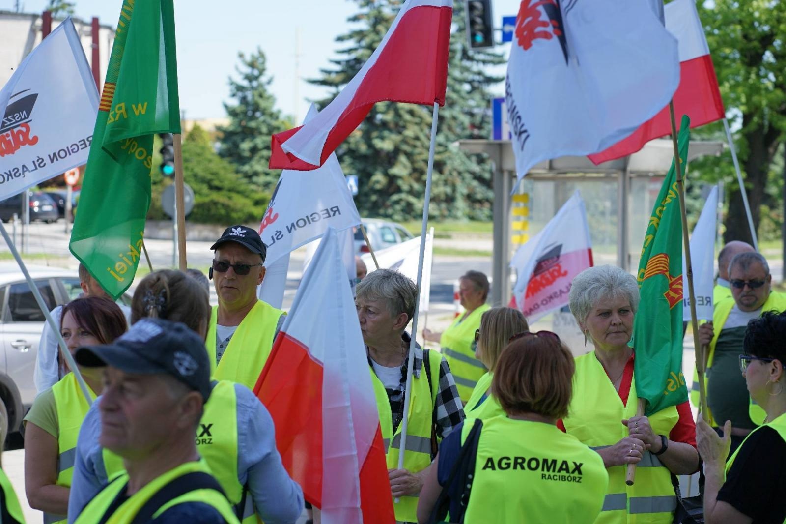 Zdjęcie w galerii na portalu naszraciborz.pl: Pracownicy Agromaxu protestowali w Częstochowie wiadomości z regionu
