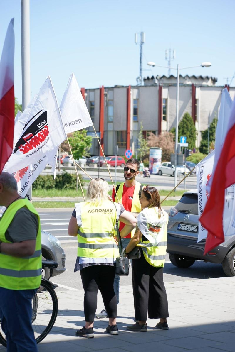 Zdjęcie w galerii na portalu naszraciborz.pl: Pracownicy Agromaxu protestowali w Częstochowie wiadomości z regionu