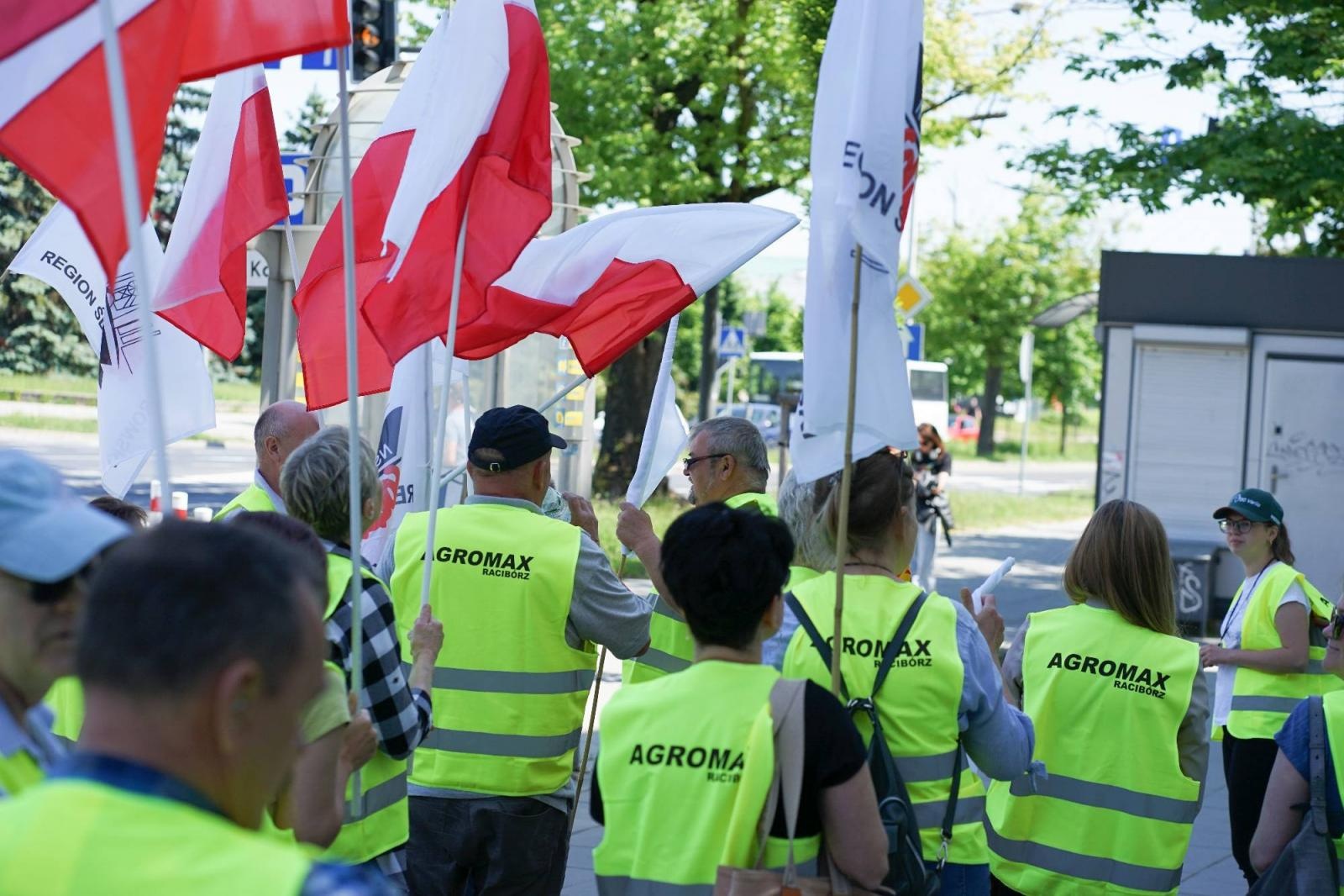 Zdjęcie w galerii na portalu naszraciborz.pl: Pracownicy Agromaxu protestowali w Częstochowie wiadomości z regionu