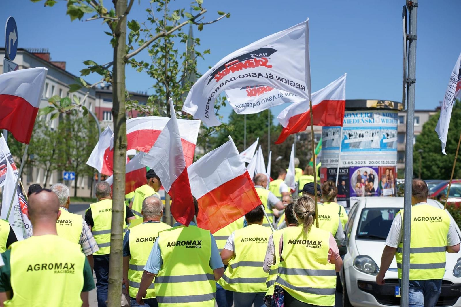 Zdjęcie w galerii na portalu naszraciborz.pl: Pracownicy Agromaxu protestowali w Częstochowie wiadomości z regionu