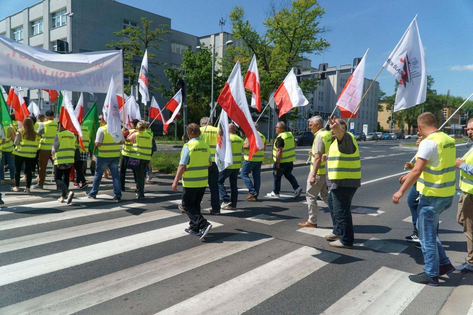 Zdjęcie w galerii na portalu naszraciborz.pl: Pracownicy Agromaxu protestowali w Częstochowie wiadomości z regionu