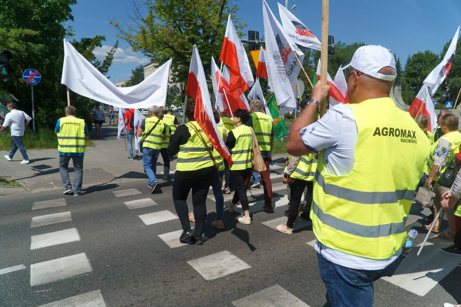 Zdjęcie w galerii na portalu naszraciborz.pl: Pracownicy Agromaxu protestowali w Częstochowie wiadomości z regionu