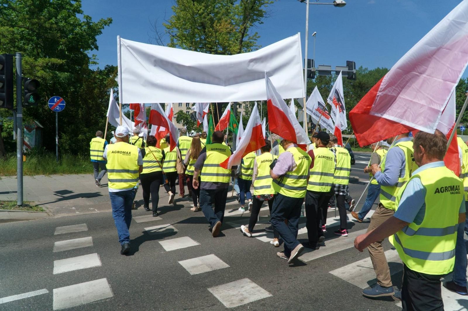 Zdjęcie w galerii na portalu naszraciborz.pl: Pracownicy Agromaxu protestowali w Częstochowie wiadomości z regionu