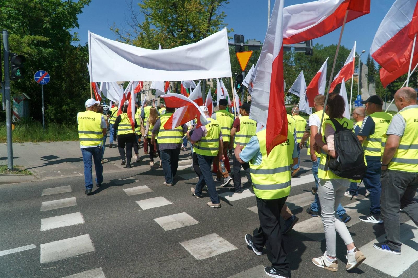 Zdjęcie w galerii na portalu naszraciborz.pl: Pracownicy Agromaxu protestowali w Częstochowie wiadomości z regionu