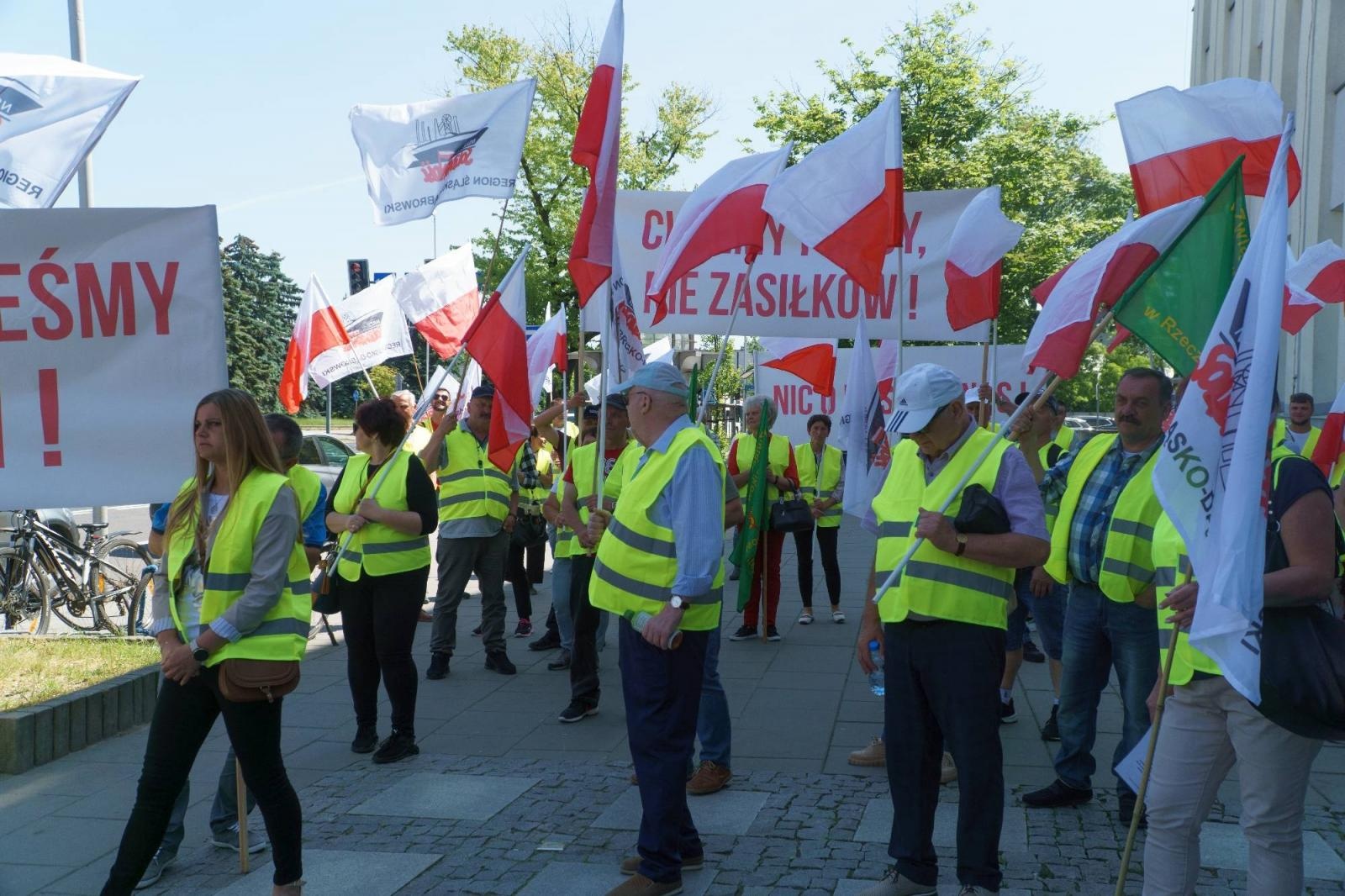 Zdjęcie w galerii na portalu naszraciborz.pl: Pracownicy Agromaxu protestowali w Częstochowie wiadomości z regionu