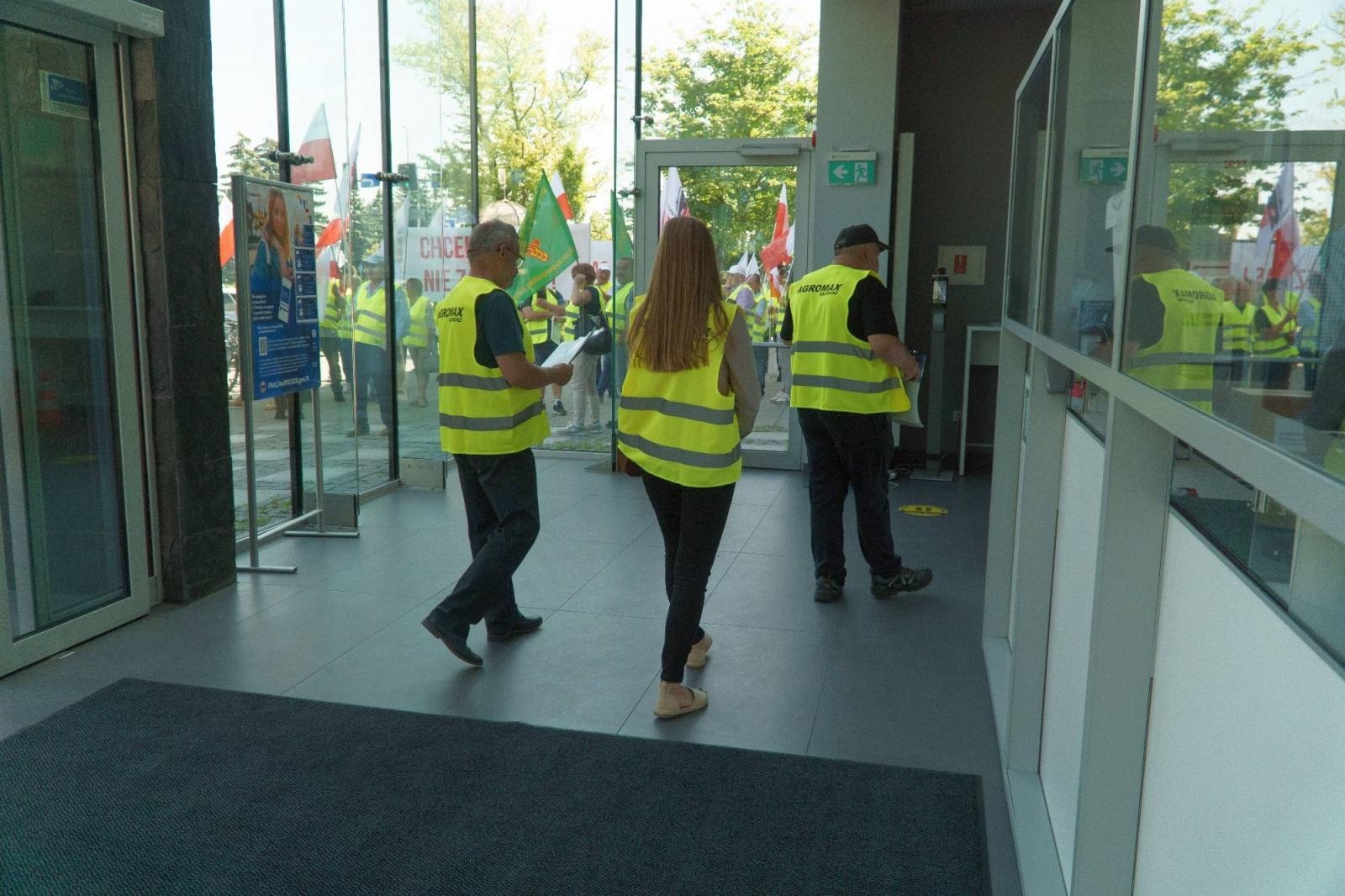 Zdjęcie w galerii na portalu naszraciborz.pl: Pracownicy Agromaxu protestowali w Częstochowie wiadomości z regionu