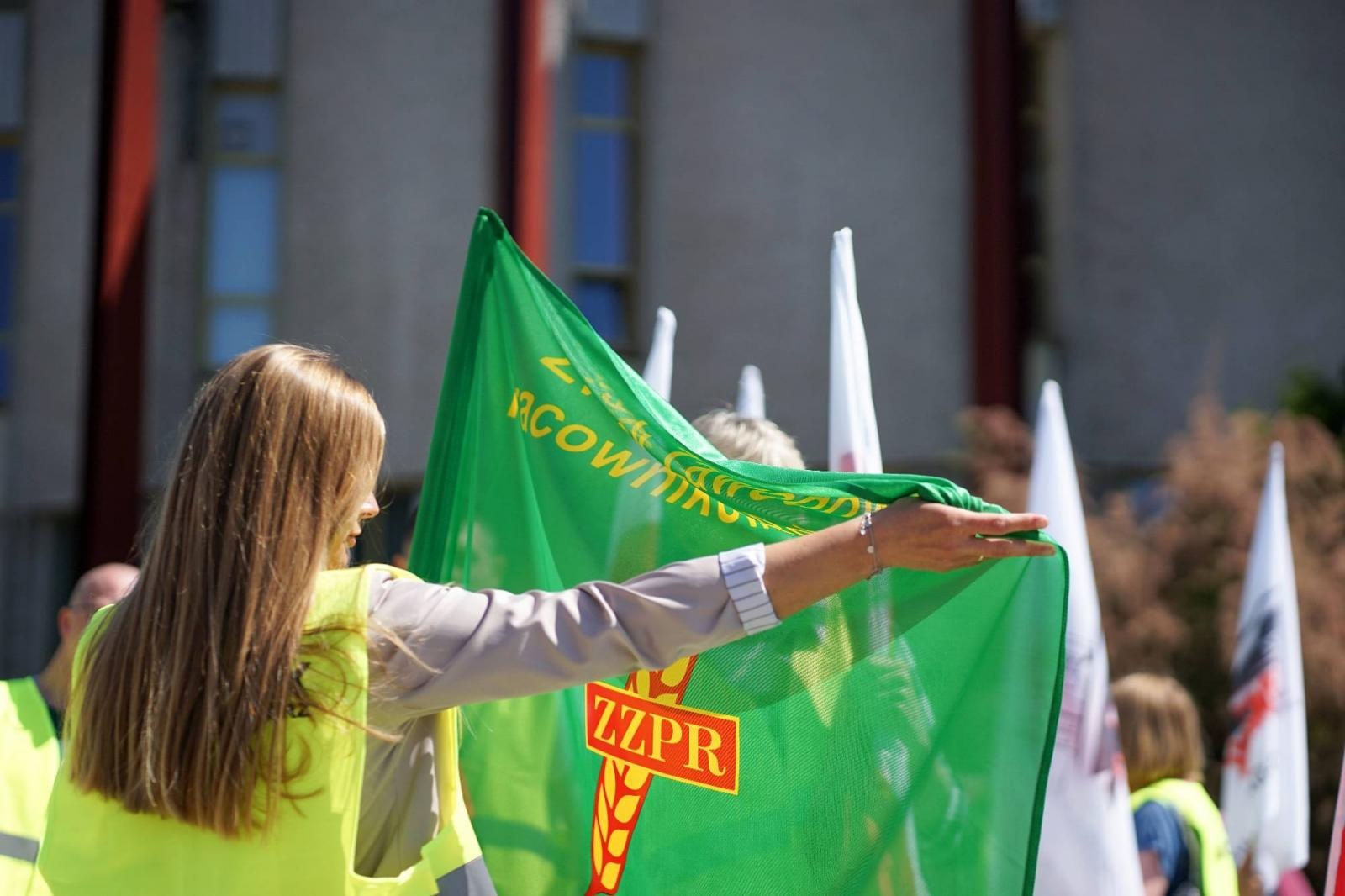 Zdjęcie w galerii na portalu naszraciborz.pl: Pracownicy Agromaxu protestowali w Częstochowie wiadomości z regionu