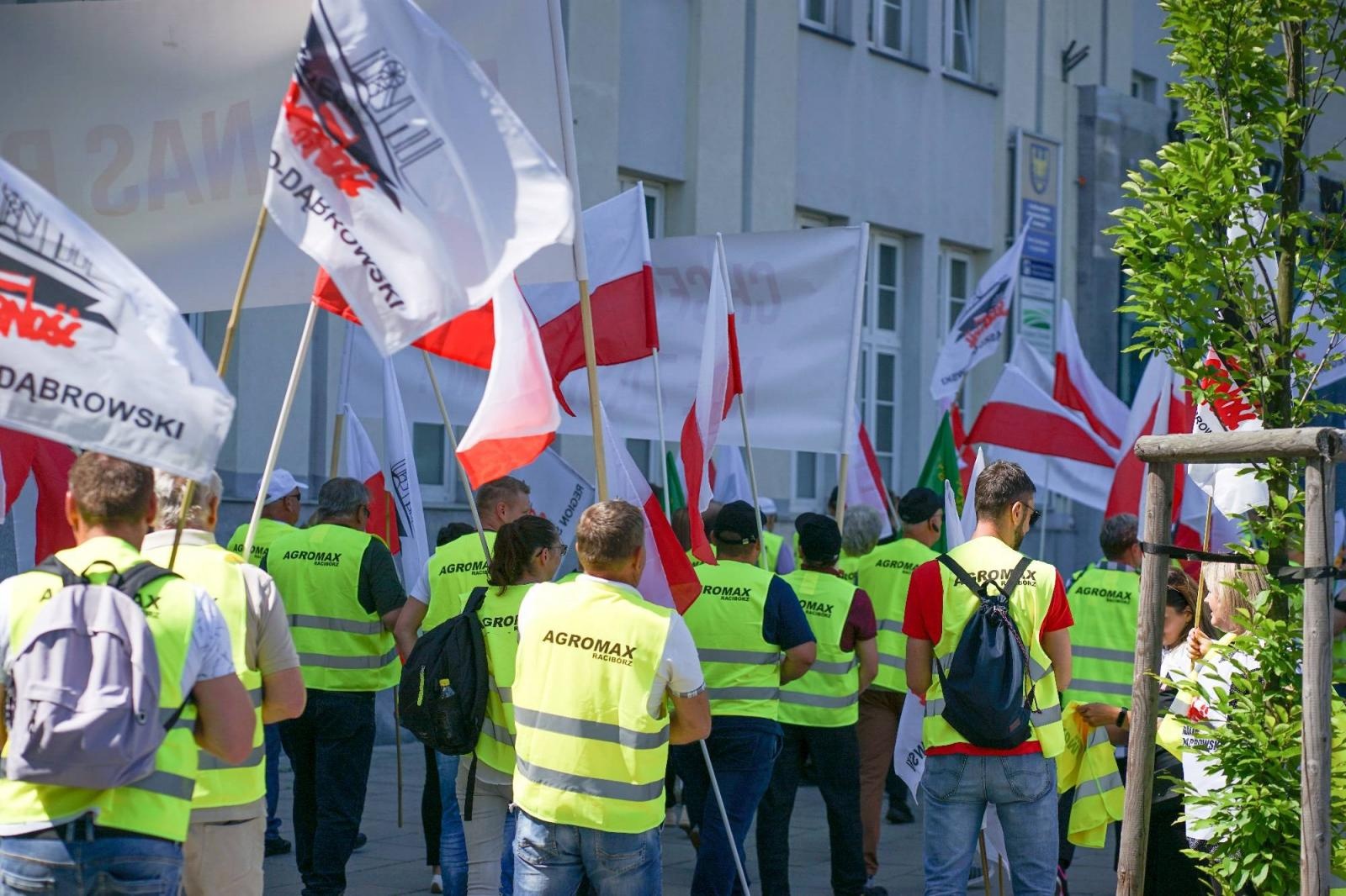 Zdjęcie w galerii na portalu naszraciborz.pl: Pracownicy Agromaxu protestowali w Częstochowie wiadomości z regionu