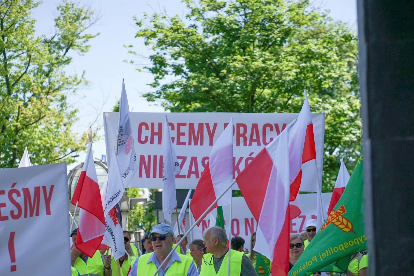 Zdjęcie w galerii na portalu naszraciborz.pl: Pracownicy Agromaxu protestowali w Częstochowie wiadomości z regionu