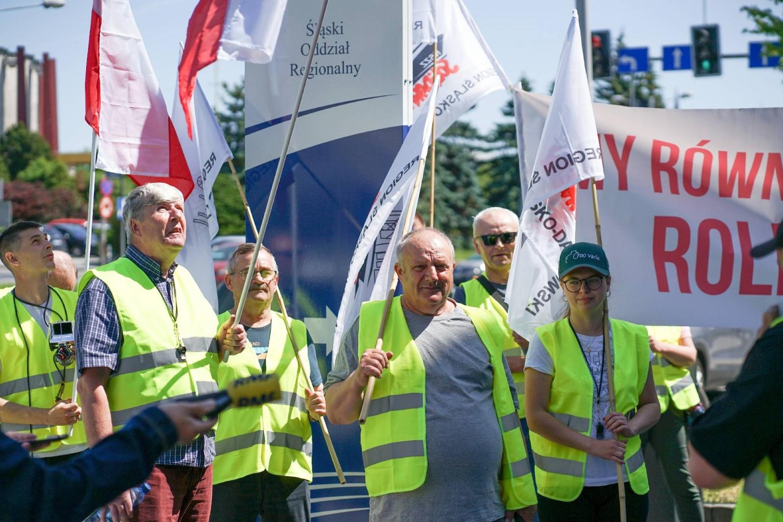 Zdjęcie w galerii na portalu naszraciborz.pl: Pracownicy Agromaxu protestowali w Częstochowie wiadomości z regionu